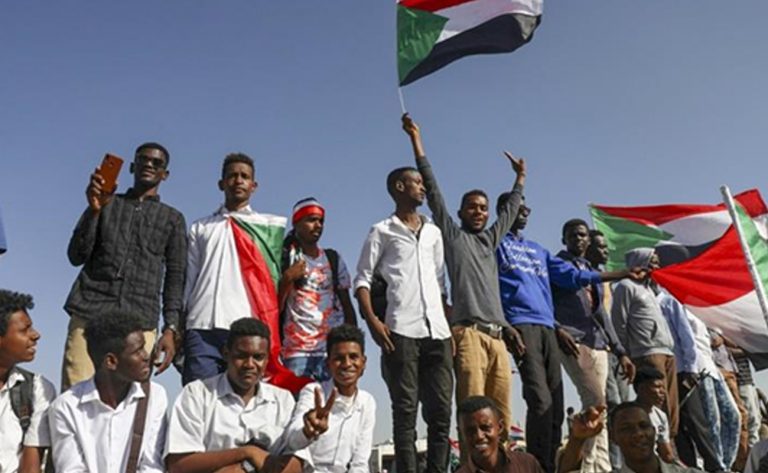 Sudan’da Kutlamalar ve Yargılanan Beşir