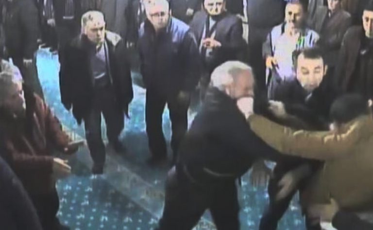 Şiddet Cami İçine Bulaştı: Ama Neden?