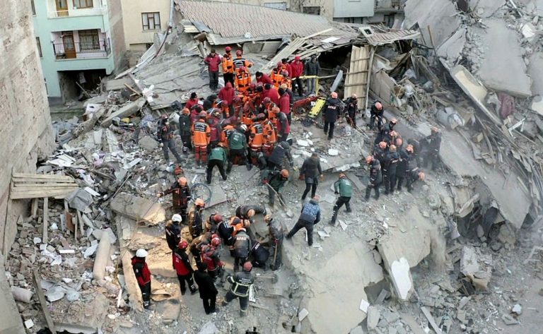 Doğal Âfetler Azgınlaşan İnsanlığa Rahmet Uyarılarıdır