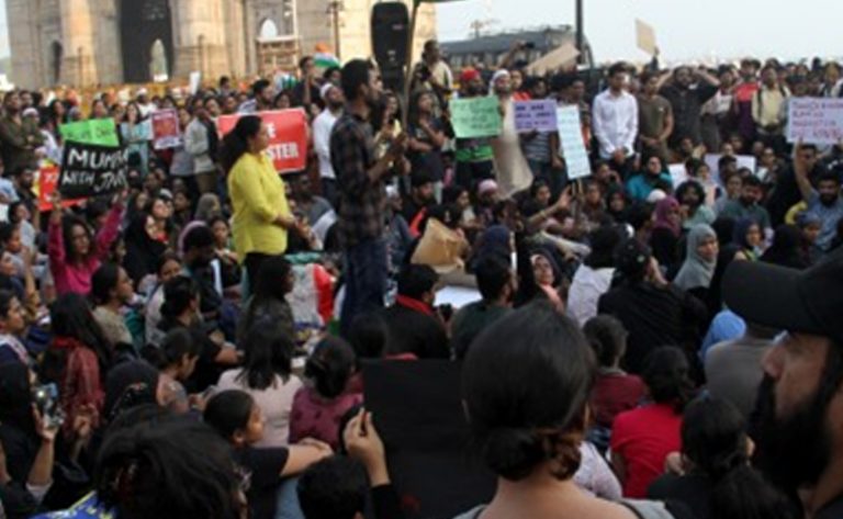 Fanatik Hinduların Saldırısında 35 Üniversiteli Yaralandı