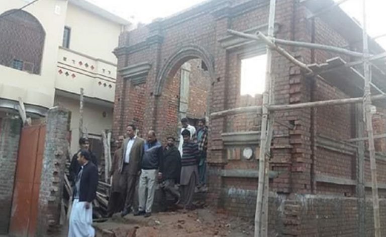 Pakistan Müslümanları Kilise İnşasına Yardım Ediyor