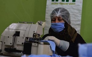 Suriyeli Gönüllüler Türkiye Için Maske Yapıyor