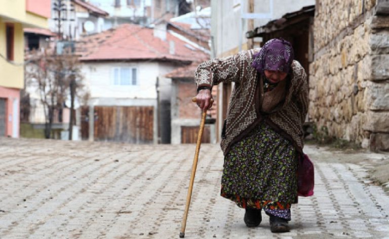 İngiltere’de Binlerce Yaşlı İnsan Faturalarını Ödemekte Zorlanıyor