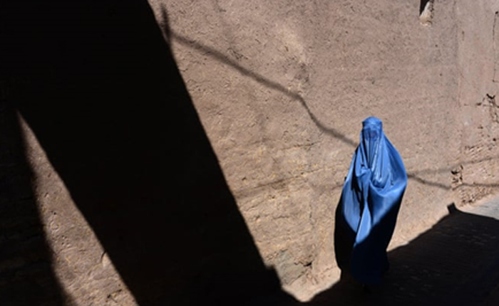 Afgan Kadın Koronaya Dayanır Yalıtıma Dayanamaz