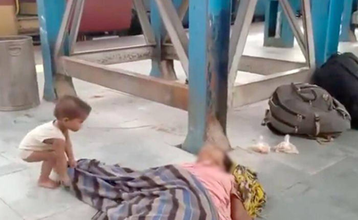 Hindistan: Ölen Annesini Uyandırmaya Çalışan Çocuklar