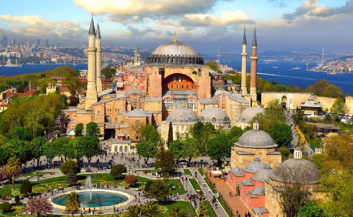 Ayasofya, Göz Yaşlarını Silecek Kahramanını Bekliyor