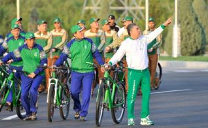 Bisiklet Meraklısı Türkmen Liderin Dev Geçit Töreni