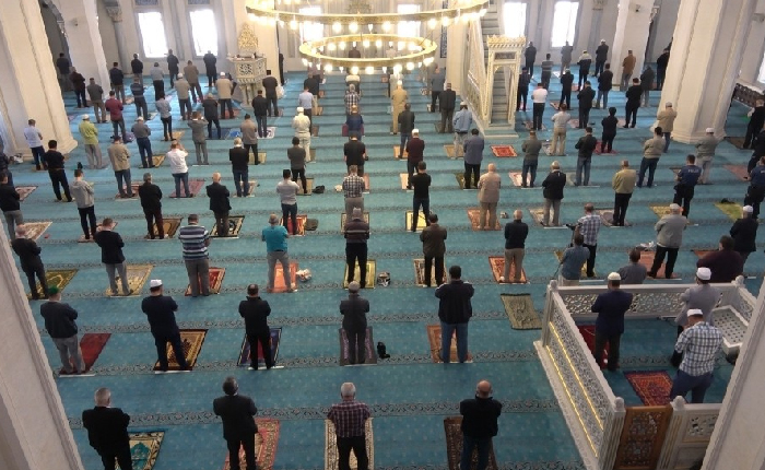 Sünnet-i Nebi’ye Daha Uygun Bir Cuma Namazı Kıldık