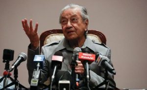 İhanete Uğrayan Mahathir Mücadele Sözü Verdi