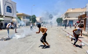 Tunus’ta Polis Göstericilerle Çatıştı