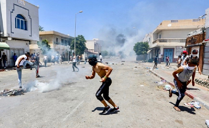 Tunus’ta Polis Göstericilerle Çatıştı