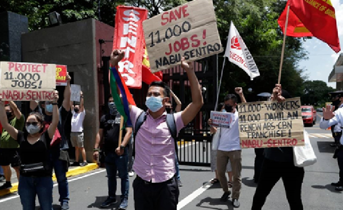 Duterte Filipinler’in En Büyük TV Kanalını Kapatıyor