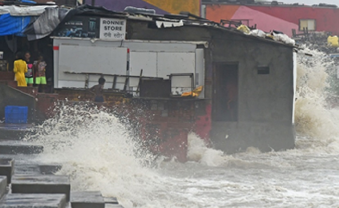 Hindistan Mumbai’de Şiddetli Muson Selleri