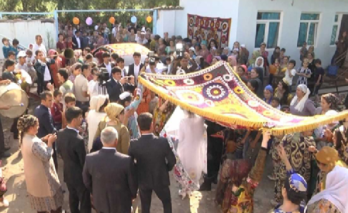 Virüs Düğünü Ucuzlatınca Özbekler Nikaha Koştu