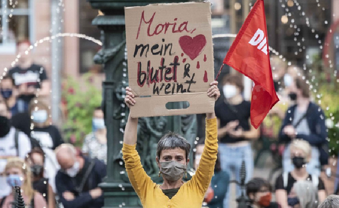 Alman Göstericilerden Midilli’deki Mültecileri Kurtarın Çağrısı