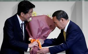 ‘Halkın Adamı’ Yoşihide Suga Japon Başbakanı