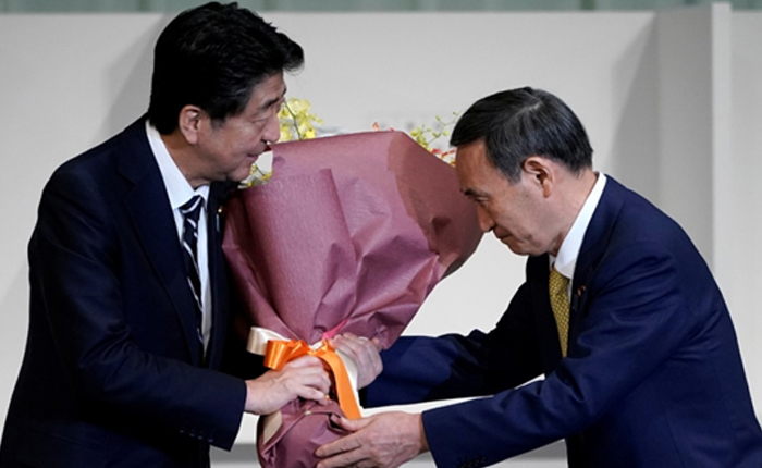‘Halkın Adamı’ Yoşihide Suga Japon Başbakanı