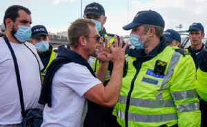 İngiliz Sahil Kentinde Yabancı Düşmanları Tutuklandı