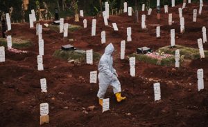 ‘Maskesiz Kahramanlar’ Endonezya’da Mezar Kazıyor