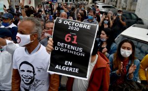 Cezayir’de Bıçak Kemiğe Dayandı