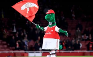 Mesut Özil Arsenal Maskotunu Kurtardı