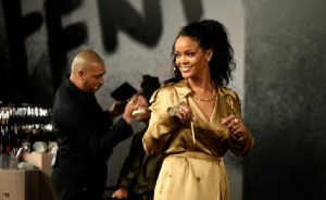 Rihanna’dan Çıplak Şovda Müslüman Dini Şarkısı