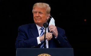 Twitter Trump Danışmanını Sansürledi