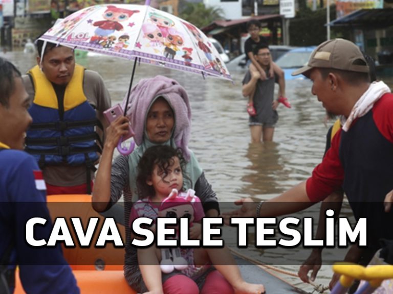 Endonezya’nın Batı Java bölgesindeki sel felaketinin ortasında binlerce kişi tahliye edildi