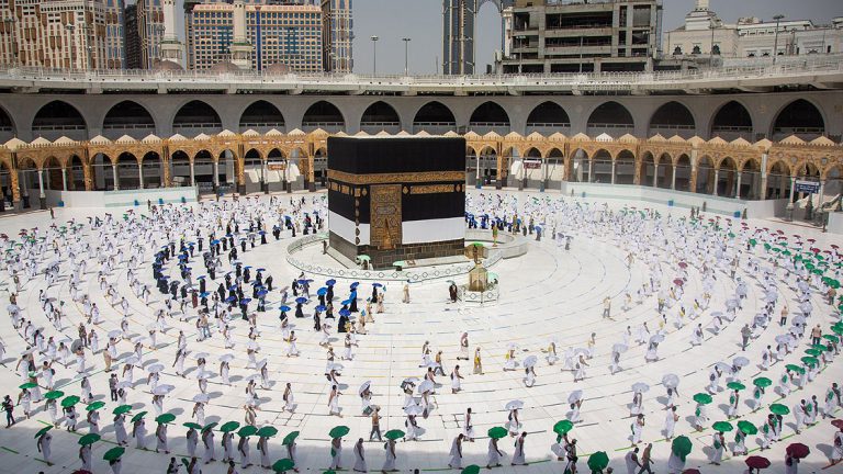 Hacı adayları, Kovid-19 önlemleri gölgesinde Kabe’de ilk tavaflarını yapmaya başladı