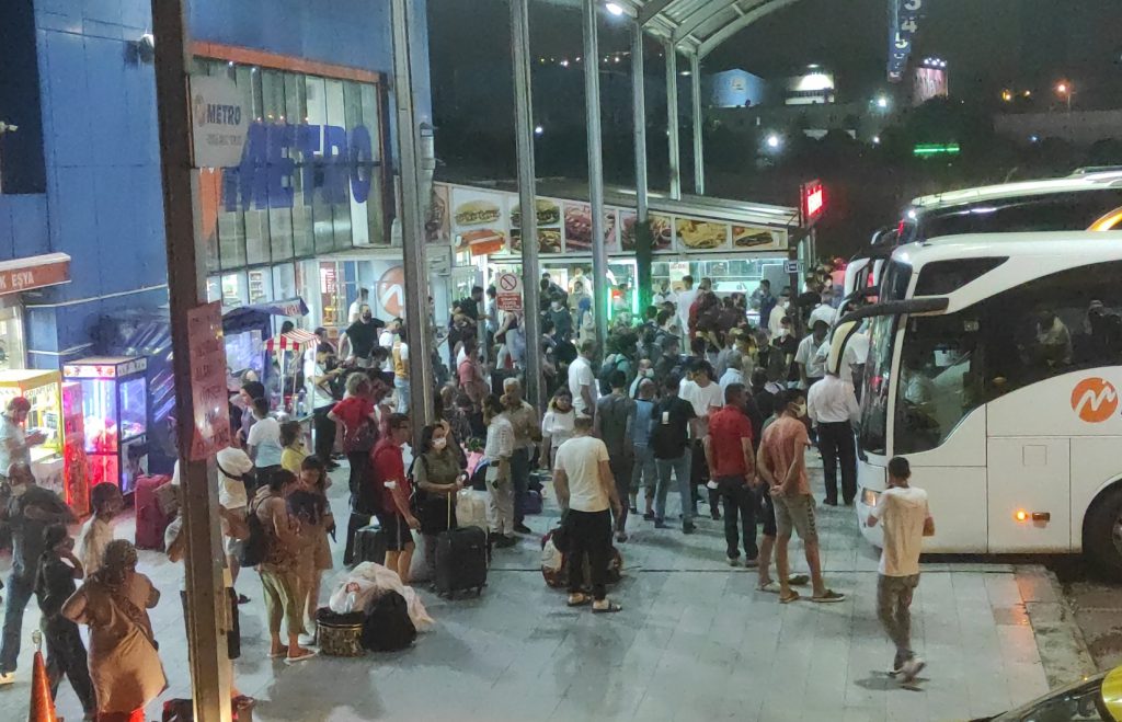İstanbul’daki otogarlarda bayram hareketliliği sürüyor