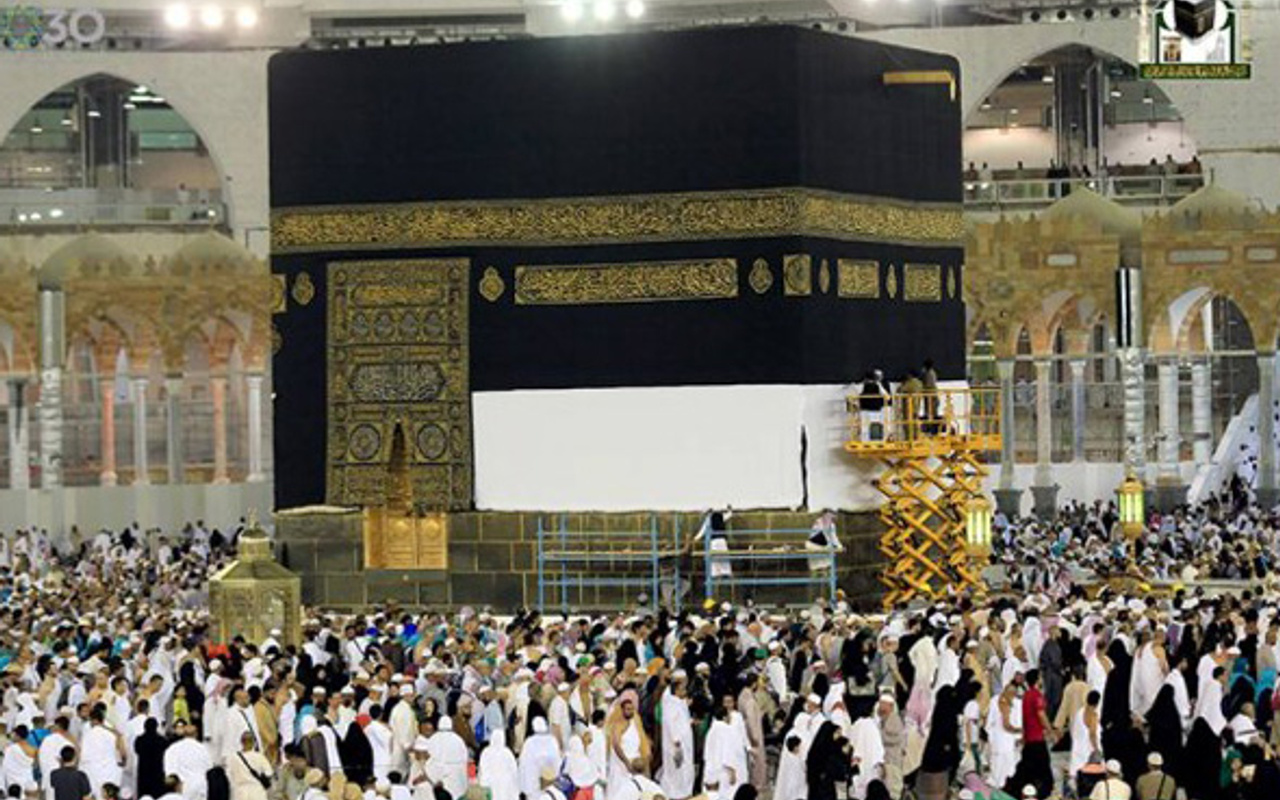 Kabe’nin örtüsü “Kisve-i Şerif” Kurban Bayramı arifesinde değiştirildi