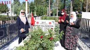 Şehit Ömer Halisdemir’in kabrine ziyaretçi akını