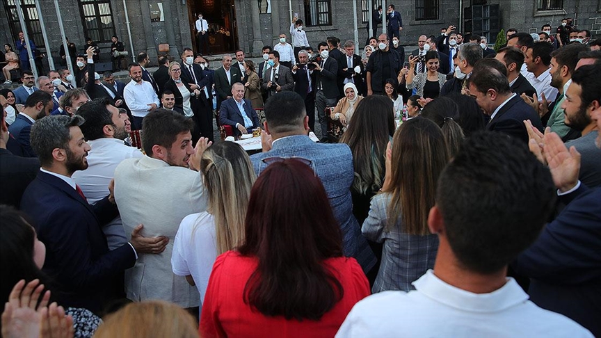 Cumhurbaşkanı Erdoğan gençlerle buluşmasında Gönül Dağı türküsünü seslendirdi