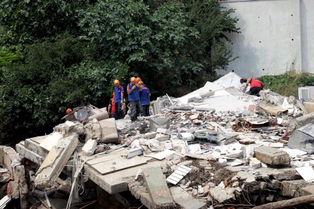 Bozkurt’ta evleri zarar gören afetzedelerin bir kısmı ilçeden ayrılıyor