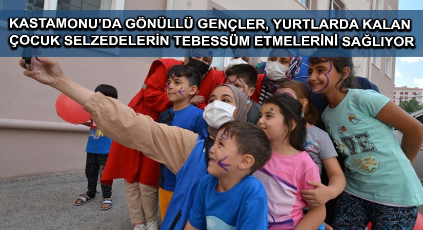 Kastamonu’da gönüllü gençler, yurtlarda kalan çocuk selzedelerin tebessüm etmelerini sağlıyor