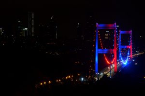 İstanbul’da köprüler DMD hastalığı farkındalığı için aydınlatıldı