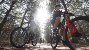 Sokakta bisiklet sürmeyi öğrenen çocuklar artık eğitim alarak pedal çeviriyor