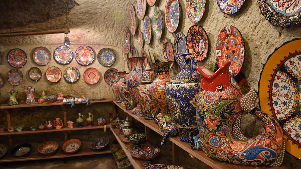 Çömlek yapımı ve çini işlemeciliğiyle Türk kültürünü dünyaya tanıtıyorlar