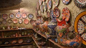 Çömlek yapımı ve çini işlemeciliğiyle Türk kültürünü dünyaya tanıtıyorlar