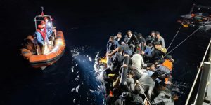 Muğla açıklarında Türk kara sularına geri itilen 84 düzensiz göçmen kurtarıldı