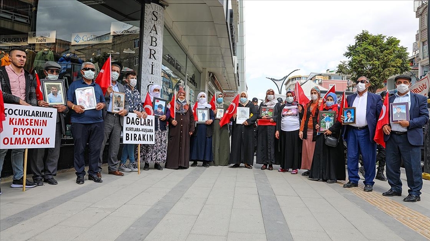 Vanlı aileler çocuklarına kavuşmak için HDP İl Başkanlığı önünde eylemlerini sürdürdü