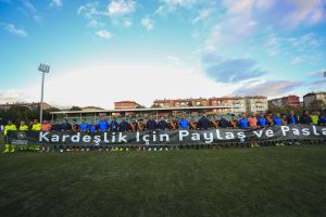 Gençlik ve Spor Bakanı Kasapoğlu, gençlerle futbol oynadı