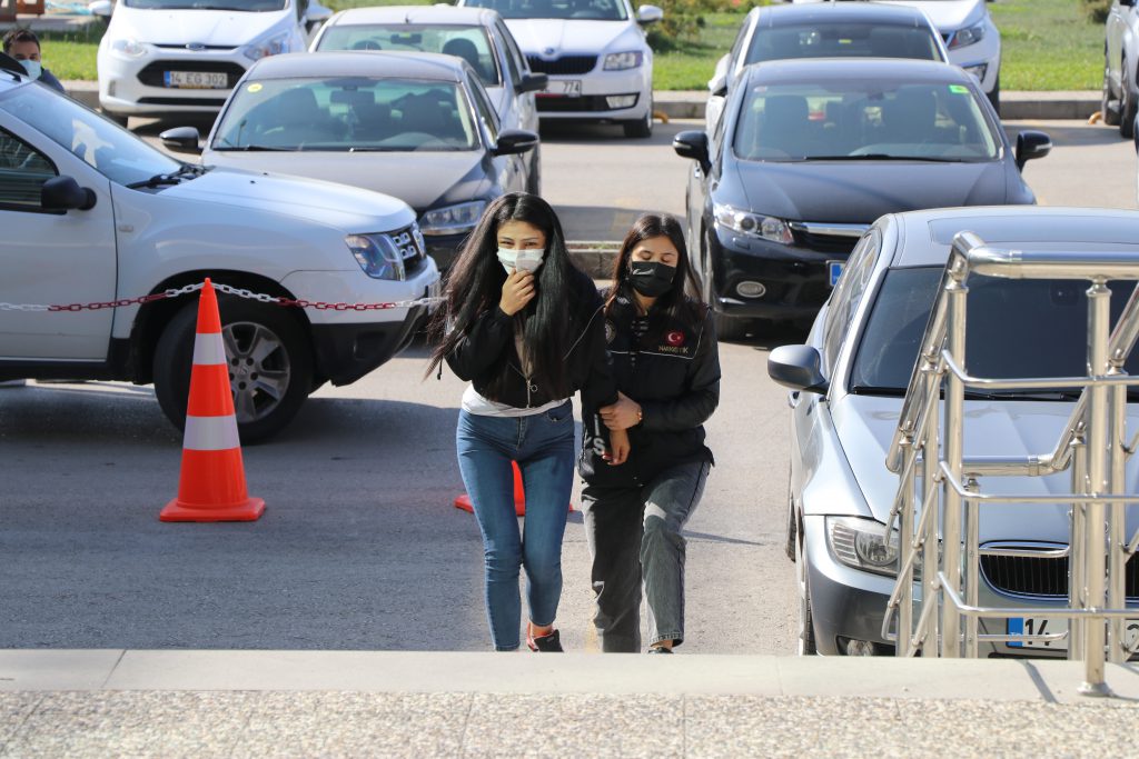 Kadın yolcunun çantasından 3 bin 80 uyuşturucu hap çıktı