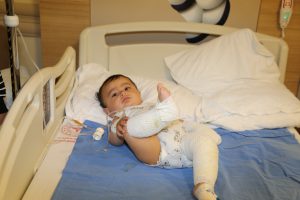 Üzerine kaynar su dolu çaydanlık devrilen bebek yaralandı