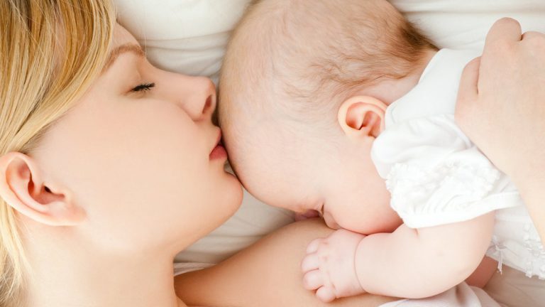 Yılda bin ve üzerinde doğum yapılan hastanelerde “Emzirme Destek Birimleri” kurulacak
