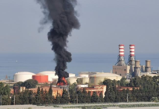 Lübnan’daki Zahrani Petrol Tesisleri’nde çıkan yangında 250 bin litre benzin yandı