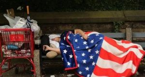 ABD’de bir evsizi defalarca tekmeleyen sağlık görevlisinin görüntüleri ortaya çıktı