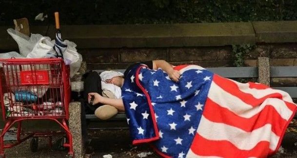 ABD’de bir evsizi defalarca tekmeleyen sağlık görevlisinin görüntüleri ortaya çıktı