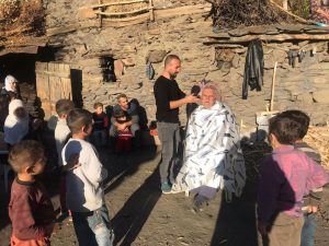 “Tıraşsız çocuk kalmayacak” diyerek köylerin yolunu tuttular