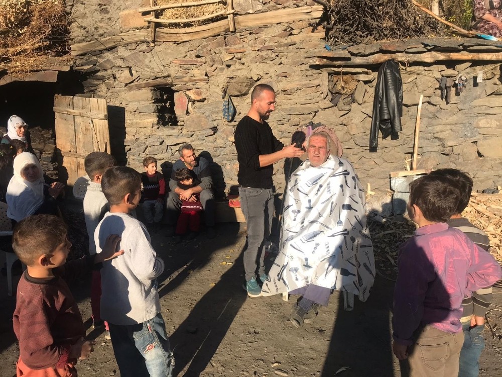 “Tıraşsız çocuk kalmayacak” diyerek köylerin yolunu tuttular